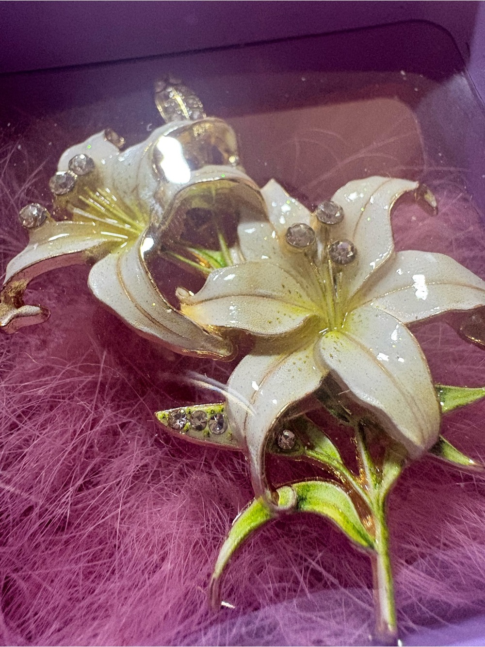 Elegant White Lily Floral Brooch with Rhinestones